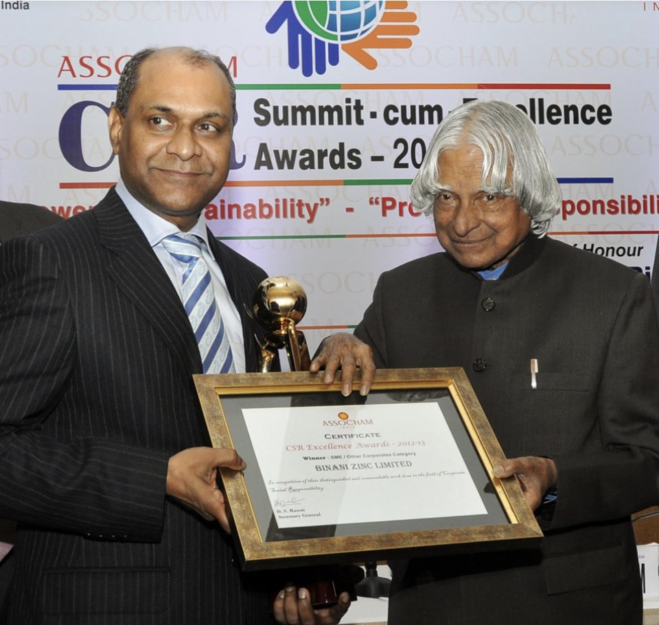 Sanjeev Panackal Thomas receiving the ASSOCHAM CSR Excellence Award 2012–13 certificate for Binani Zinc Limited